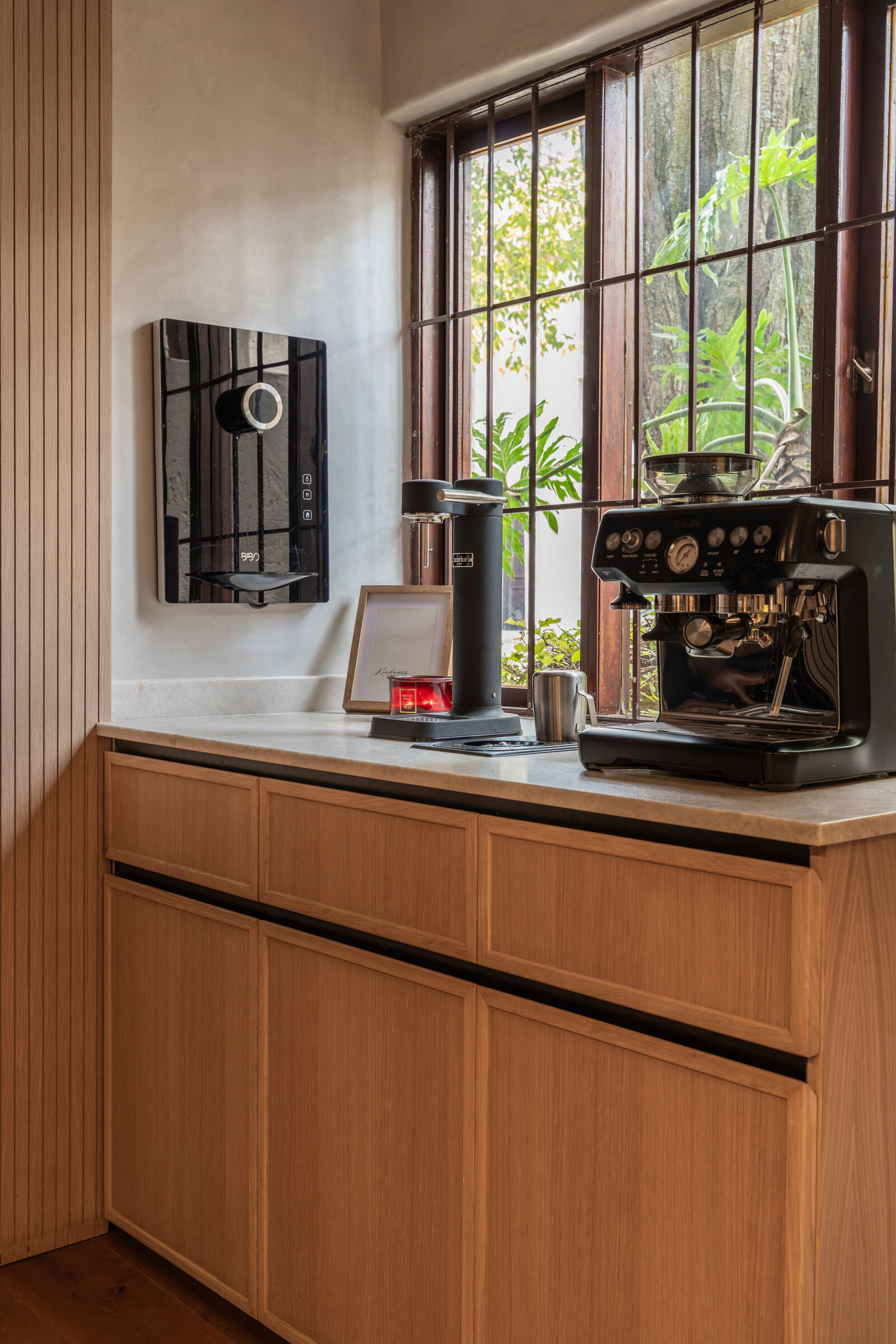 Bedford Park Residence — worktop detail with window beyond, designed, manufactured and installed by The Kitchen Studio.